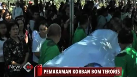 title Isak Tangis Warnai Pemakaman Bayu, Korban Bom Gereja Santa Maria Isak Tangis Warnai Pemakaman Bayu, Korban Bom Gereja Santa Maria