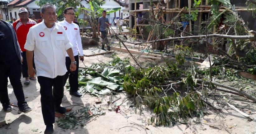 Sedang di Kuningan, Demiz Sempatkan Kunjungi Korban Puting Beliung