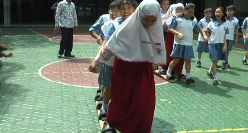 Hilangkan Trauma Bom, Siswa SD Islam dan Katolik Bermain Bersama