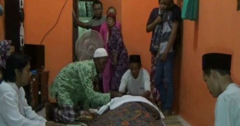 Isak Tangis Sambut Kepulangan TKI asal Subang yang Meninggal di Oman