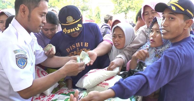 Warga Ricuh Berebut Sembako dalam Pasar Murah di Kendal