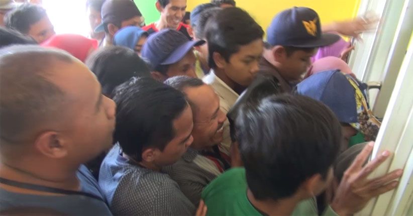 Demi Lebaran, Warga Jombang Berebut Jadi Pelipat Surat Suara Pilgub