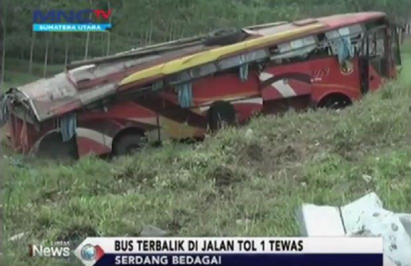 title Bus Barumun Terguling di Tol Kualanamu, 1 Tewas dan Belasan Terluka Bus Barumun Terguling di Tol Kualanamu, 1 Tewas dan Belasan Terluka