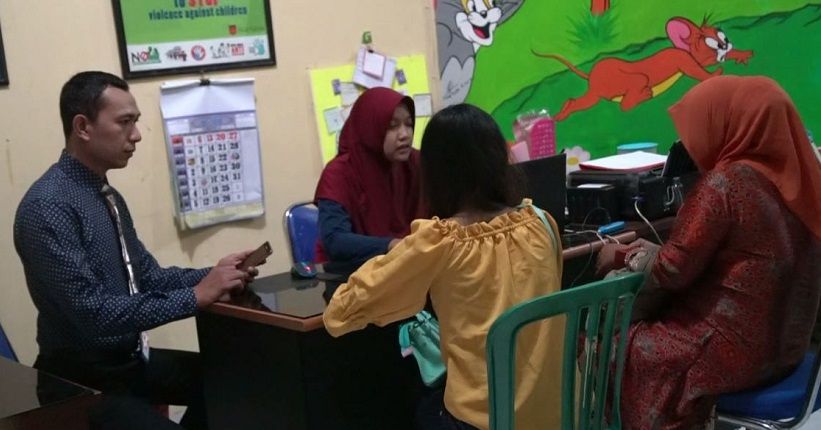 Guru Pukuli dan Sekap Siswinya karena Cemburu Baca Chatting Suami