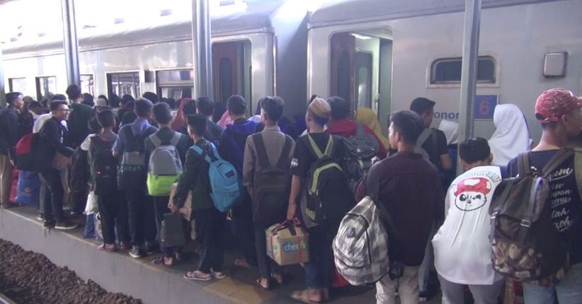Mudik Lebaran, Ribuan Santri di Jombang Padati Stasiun Kereta Api