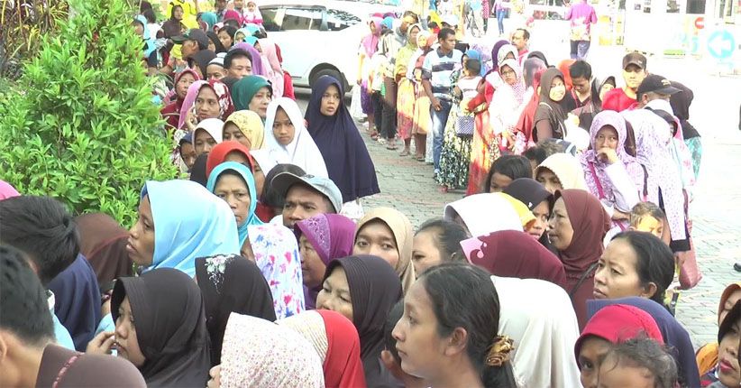 title Beli Sembako Murah di RSI Kendal, Warga Diberi Tanda Tinta Biru Beli Sembako Murah di RSI Kendal, Warga Diberi Tanda Tinta Biru