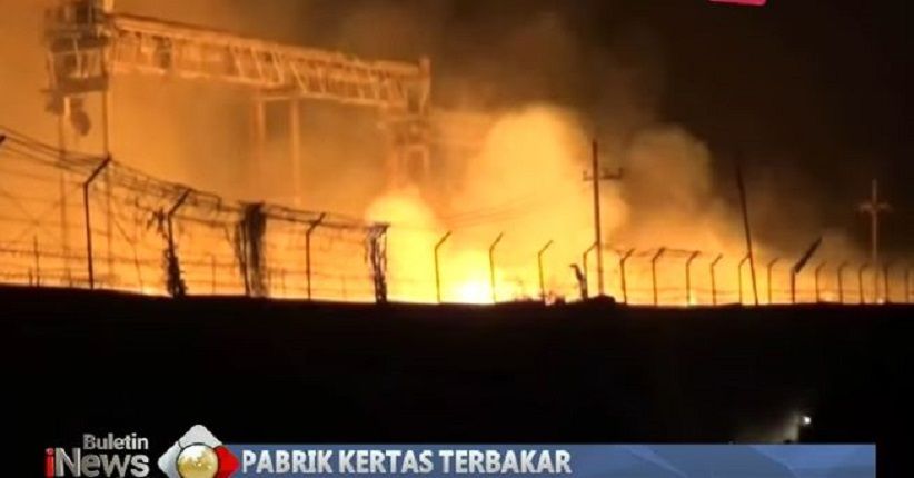 Pabrik Kertas Terbakar, Api Melalap Habis Puluhan Ton Produk Siap Jual