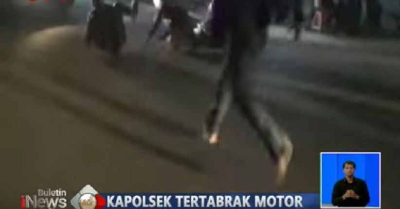 title Detik-Detik Kapolsek Kertapati Ditabrak Pengendara Motor Terobos Razia Detik-Detik Kapolsek Kertapati Ditabrak Pengendara Motor Terobos Razia