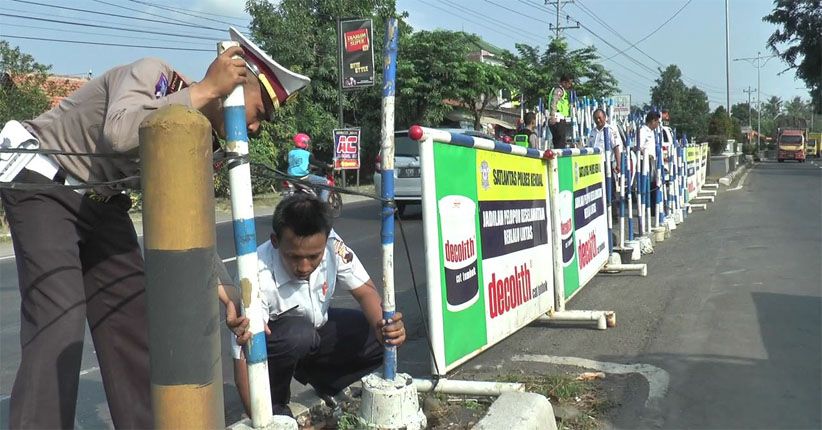 Kurangi Kemacetan dan Kecelakaan, Jalan Pantura Kendal Dibarikade