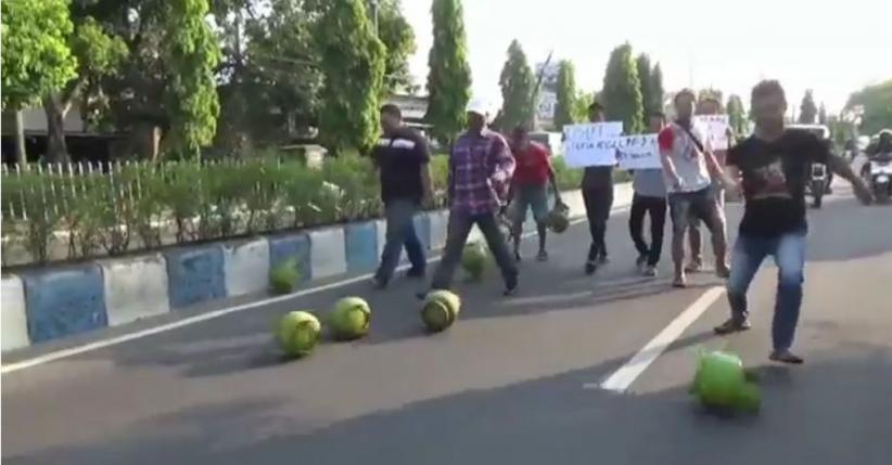 Kecewa Elpiji Langka, Warga Ponorogo Gelindingkan Tabung di Jalan Raya