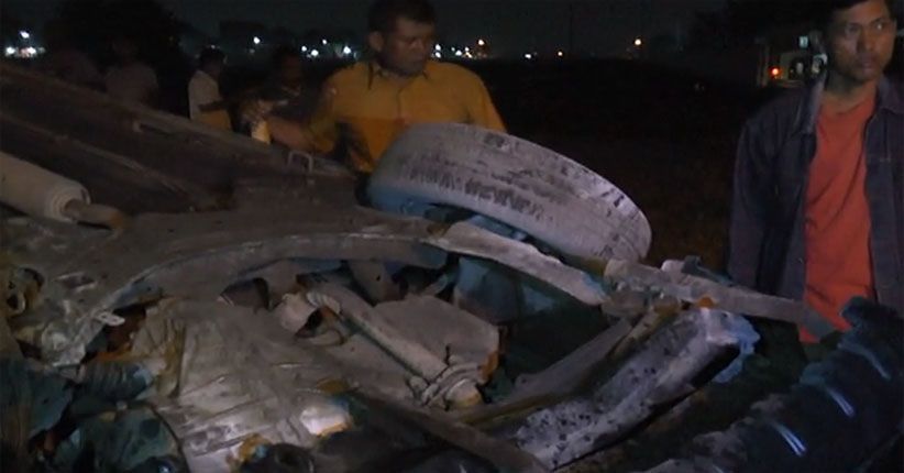 Minivan Tertabrak KA di Semarang hingga Terbalik, Sopir Selamat