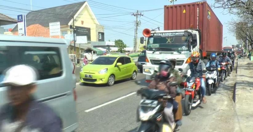 Banyak Truk Besar, Arus Mudik di Jalur Pantura Demak Padat Merayap