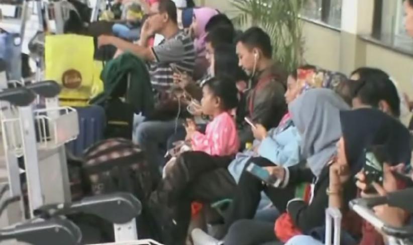 Pesawat Delay Warnai Arus Mudik di Bandara Juanda, Penumpang Menumpuk