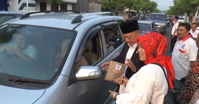 Perindo Jepara Bagikan Ratusan Takjil ke Pengendara