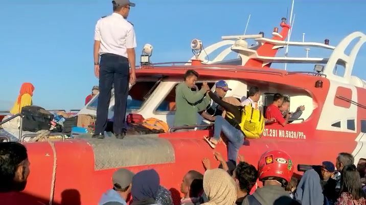 Tak Jadi Berangkat, Ratusan Penumpang di Pelabuhan Kendari Ricuh
