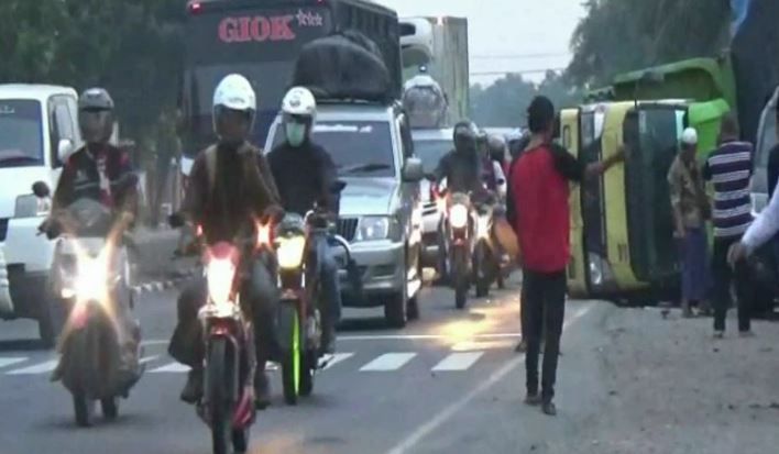 Diduga Rem Blong, Truk Tabrak 3 Minibus Pemudik di Pantura Subang