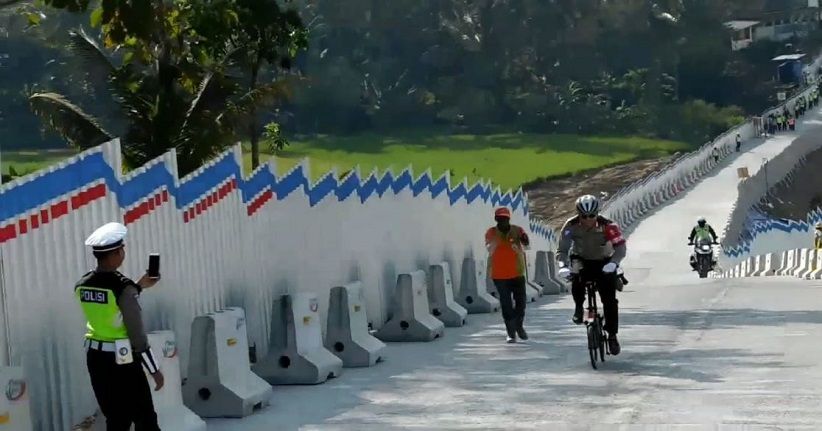 Kakorlantas Bersepeda Buktikan Kali Kenteng Tol Salatiga Bisa Dilalui