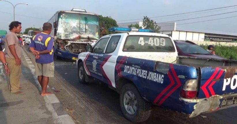 title Bus Rombongan Pemudik Tabrak Truk dan Minibus di Jalan Raya Jombang Bus Rombongan Pemudik Tabrak Truk dan Minibus di Jalan Raya Jombang