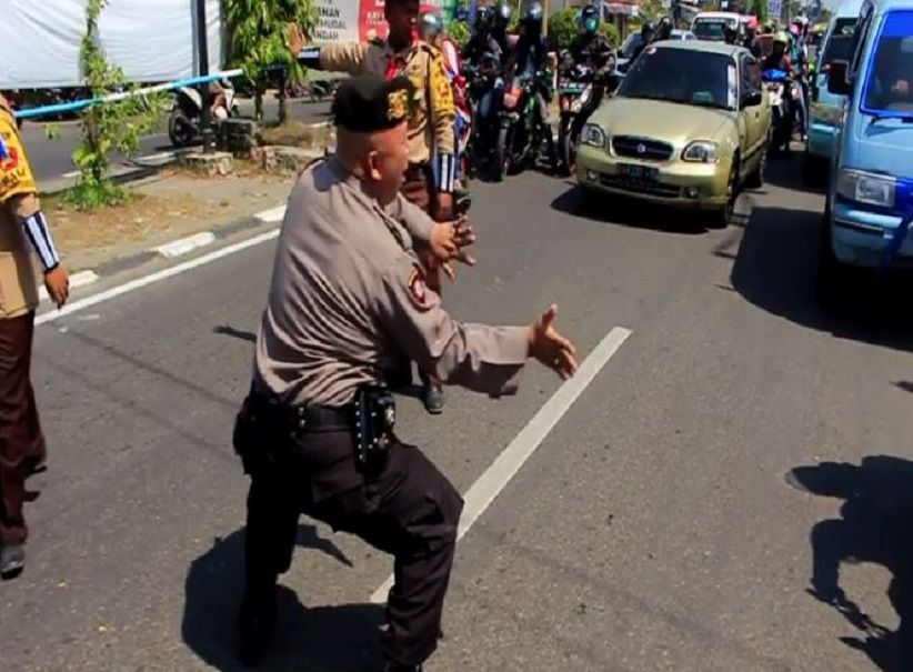 title Unik, Hibur Pemudik Polisi di Cirebon Atur Arus Mudik Sambil Berjoget Unik, Hibur Pemudik Polisi di Cirebon Atur Arus Mudik Sambil Berjoget
