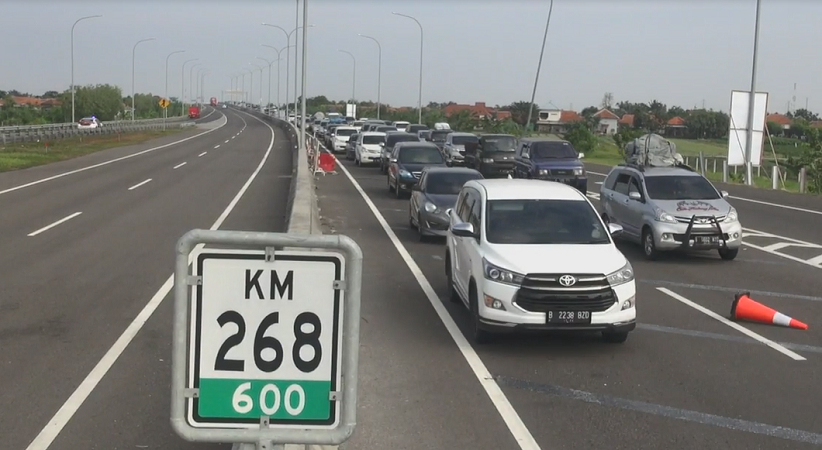 Masuk Tol Fungsional Pejagan-Pemalang, Antrean Pemudik Mengular 2 Km