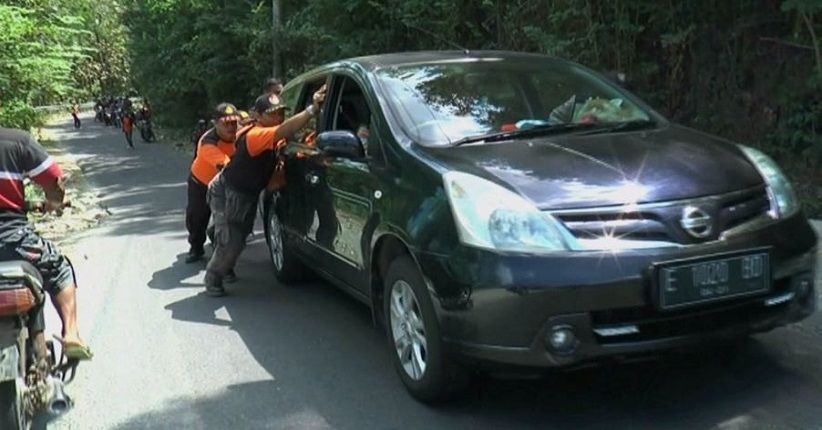Mati Mesin hingga Mundur, Kendaraan Kesulitan Lewati Tanjakan Cinomati