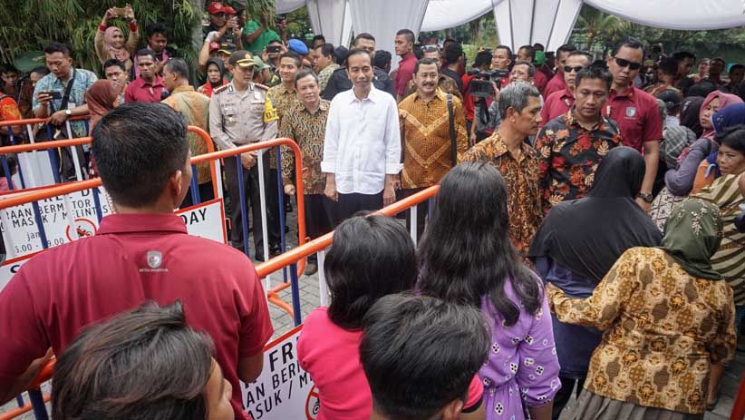 Presiden Jokowi Bagikan 4.000 Paket Sembako di Solo - Bagian 3