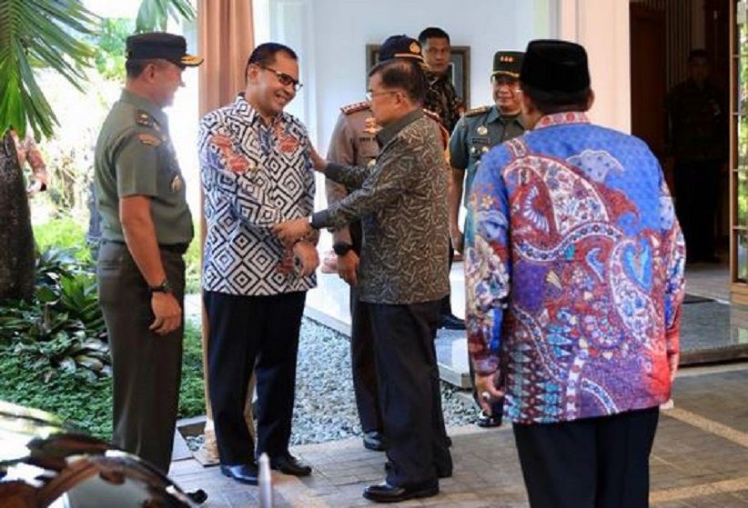 title Danny Pomanto Jemput Kedatangan Wapres Jusuf Kalla di Makassar Danny Pomanto Jemput Kedatangan Wapres Jusuf Kalla di Makassar