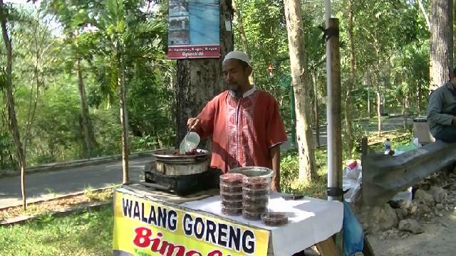 Belalang Goreng Jadi Makanan Favorit Wisatawan di Gunungkidul