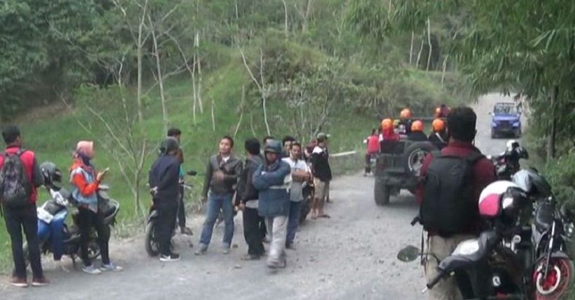 title Jeep Wisata Terjun ke Jurang di Lereng Merapi, 1 Tewas dan 4 Luka-luka Jeep Wisata Terjun ke Jurang di Lereng Merapi, 1 Tewas dan 4 Luka-luka