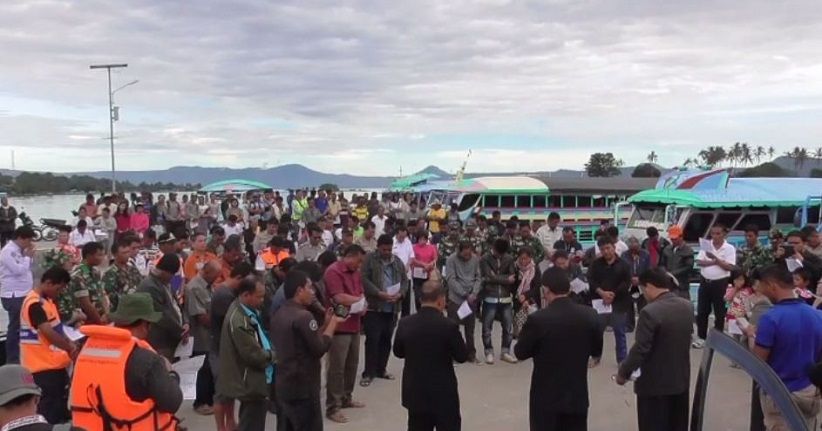 Keluarga Doa Bersama agar Jenazah Korban Kapal Tenggelam Ditemukan