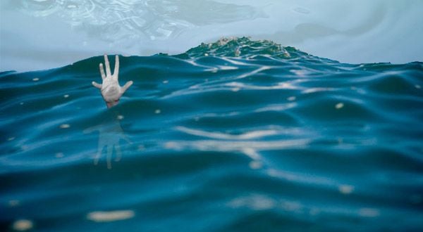 Asyik Bermain di Pantai Teluk Penyu, 2 Wisatawan Terseret Ombak