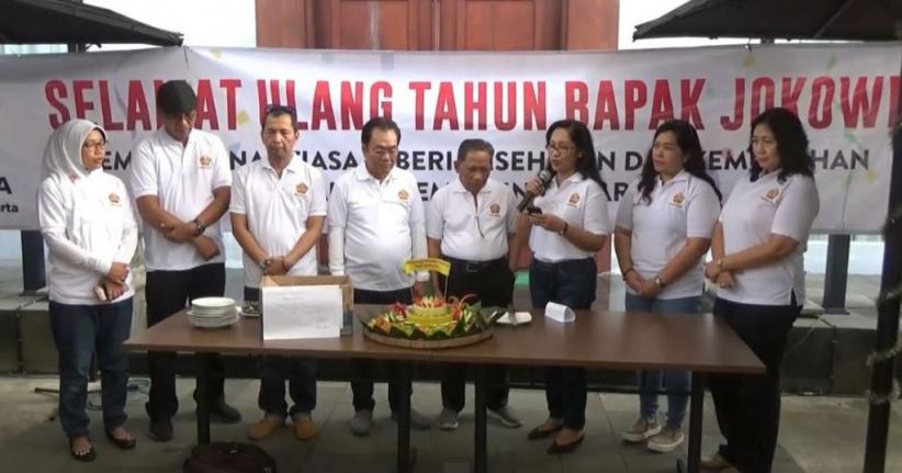 Warga Solo Rayakan Ulang Tahun Presiden Jokowi dengan Potong Tumpeng