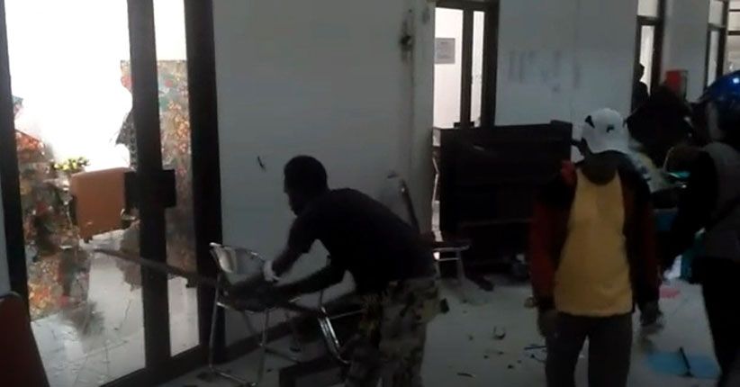 2 Tahun Insentif Tak Cair, Guru Honorer Rusak Kantor Disdiksar Timika