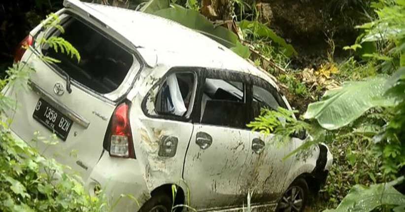 Diduga Sopir Mengantuk, Minibus Pemudik Masuk Jurang di Lampung