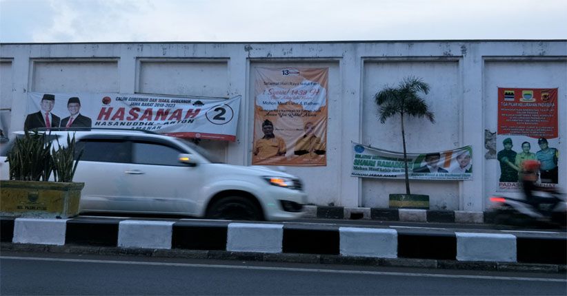 Masa Tenang, Ratusan Alat Peraga Kampanye Masih Bertebaran di Bandung