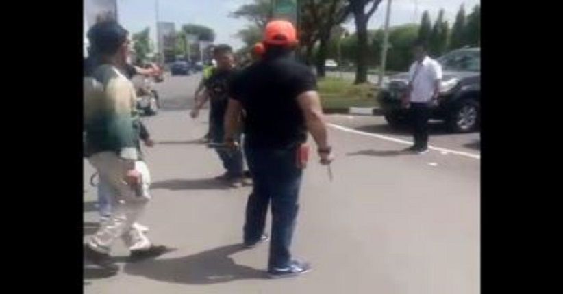 Viral, Sopir Taksi Duel dengan Badik di Bandara Hasanuddin Makassar