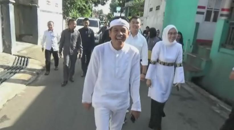 Hari Pencoblosan, Dedi Mulyadi Jalan Kaki 1,5 Kilometer ke TPS