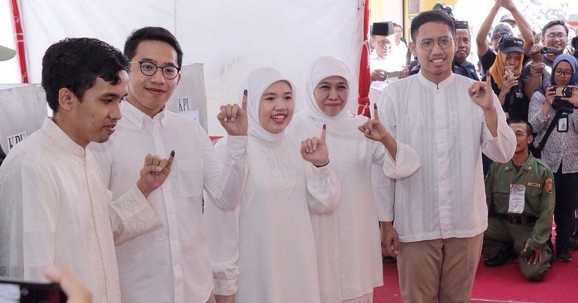 Salawat Badar Iringi Perjalanan Khofifah dan Keluarga ke TPS 16