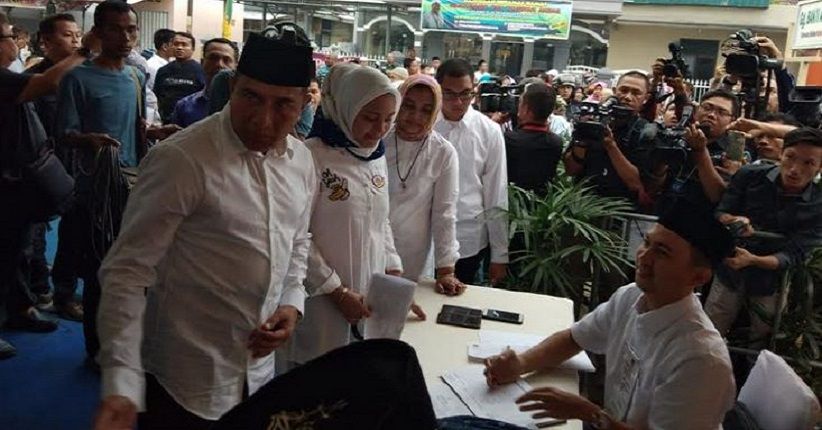 Edy dan Keluarga Kompak Kenakan Baju Warna Putih saat Mencoblos