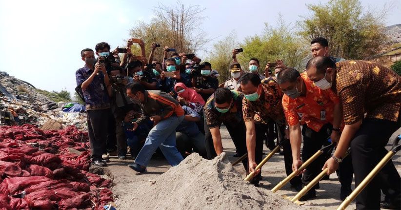 Ditreskrimsus Polda Jatim Musnahkan 70 Ton Bawang Bombay Ilegal