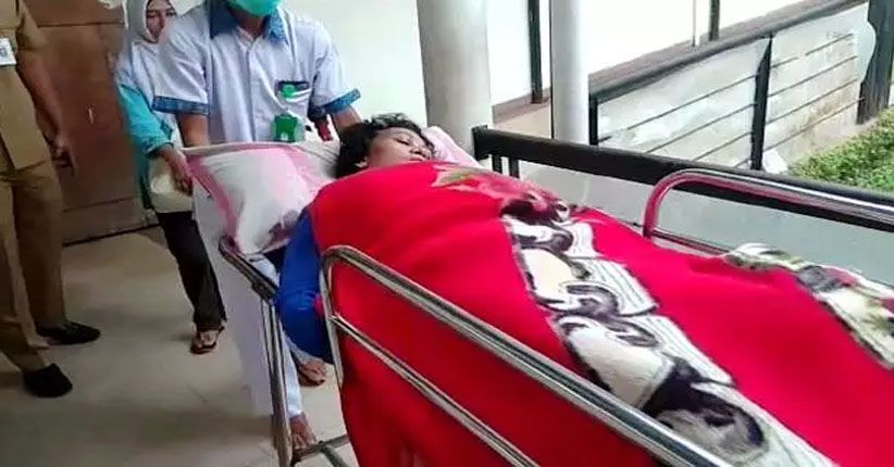 title 17 Bulan Tenggelam di Pelabuhan Ratu, Nining Kini Dibawa ke RSUD 17 Bulan Tenggelam di Pelabuhan Ratu, Nining Kini Dibawa ke RSUD