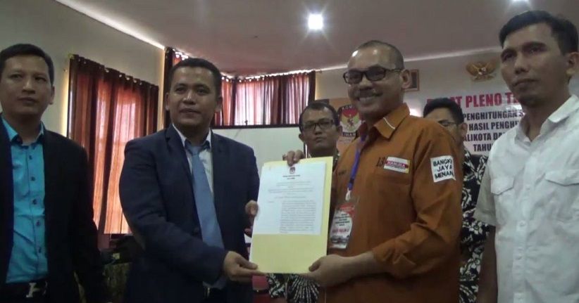 title Tim Sani-Izi Tolak Tanda Tangani Rekapitulasi Suara Pilwalkot Jambi Tim Sani-Izi Tolak Tanda Tangani Rekapitulasi Suara Pilwalkot Jambi