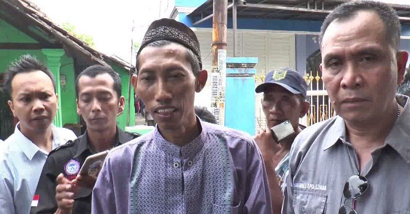 title Keluarga Terduga Pelaku Peledakan Bom di Pasuruan Tertutup ke Tetangga Keluarga Terduga Pelaku Peledakan Bom di Pasuruan Tertutup ke Tetangga
