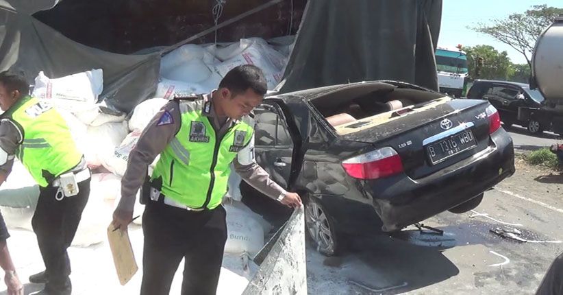 title Truk Gandeng Terguling dan Timpa Sedan di Kendal, Sopir Luka-Luka Truk Gandeng Terguling dan Timpa Sedan di Kendal, Sopir Luka-Luka