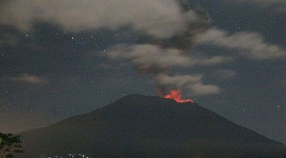 Gunung Agung Kembali Erupsi, Teramati Ada Sinar Api saat Letusan