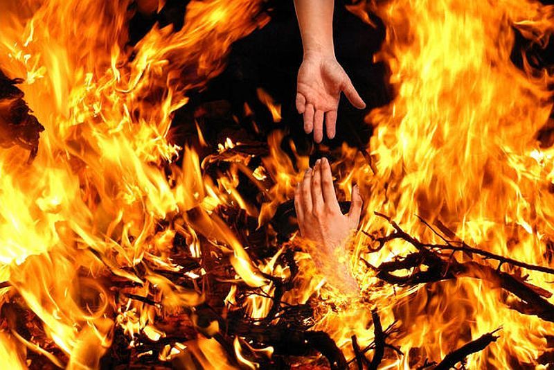 title Tertangkap Hendak Mencuri Motor, Pria di Probolinggo Dibakar Massa Tertangkap Hendak Mencuri Motor, Pria di Probolinggo Dibakar Massa