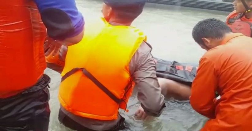 title Remaja Hilang Terseret Arus Banjir 3 Meter di Wajo Ditemukan Tewas Remaja Hilang Terseret Arus Banjir 3 Meter di Wajo Ditemukan Tewas