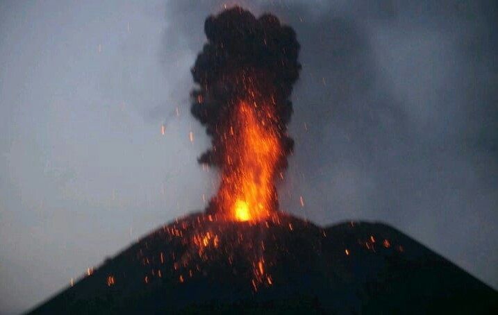 Gunung Anak Krakatau Ratusan Kali Meletus Dalam Sehari