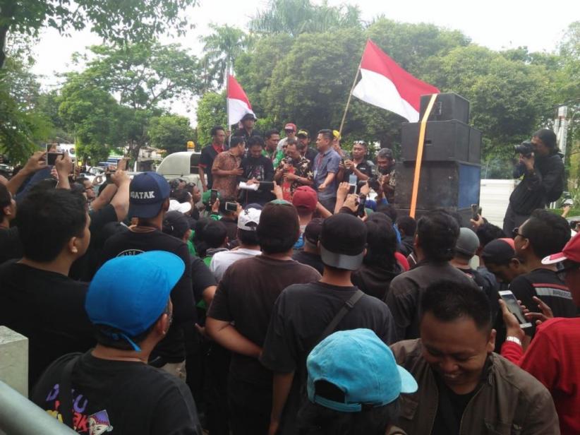 Tuntut Kenaikan Tarif, Ratusan Pengemudi Online Demo di Surabaya