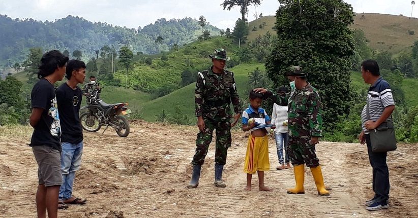 Aksi Bocah Beri Buah Jambu pada Satgas TMMD 102 Tuai Pujian